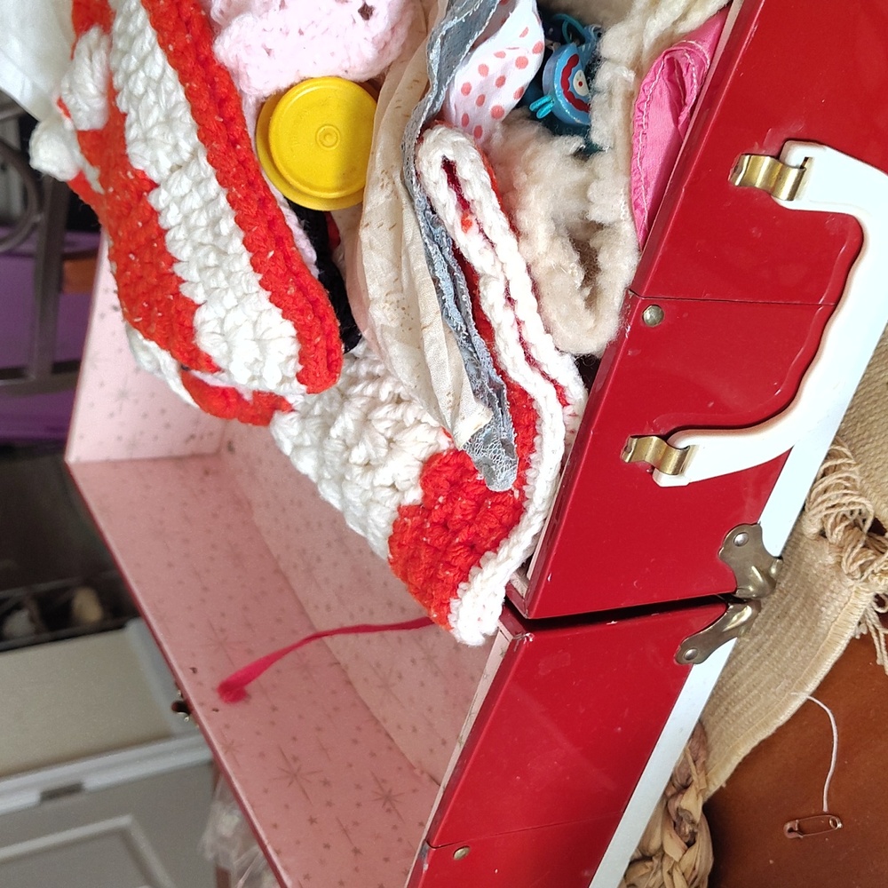 Vintage Doll Trunk With Doll Clothing - Picture 3 of 8